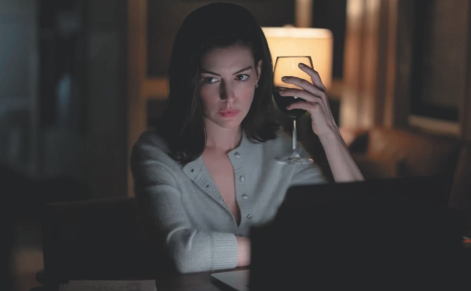 Anne Hathaway e Dakota Johnson estrelam a adaptação cinematográfica do best-seller de suspense de Colleen Hoover