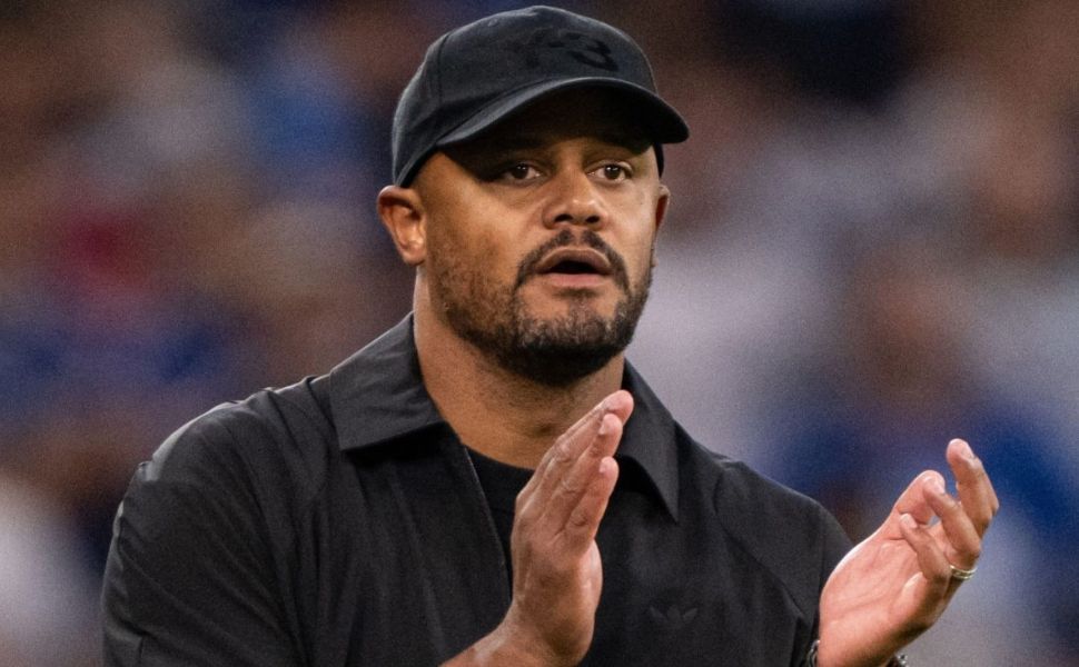 Kompany, técnico do Bayern, é levado de ambulância ao hospital após desmaiar em treino