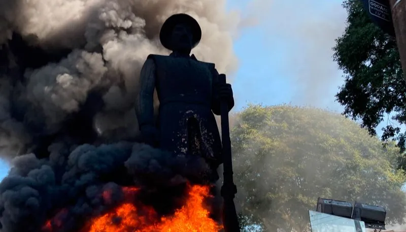 Imagem ilustrativa da imagem Polícia prende suspeito de apoiar incêndio contra estátua de Borba Gato em SP