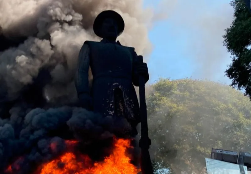 Um incêndio atingiu a estátua de Borba Gato, na zona sul de São Paulo