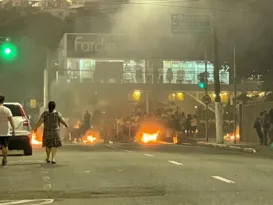 Imagem ilustrativa da imagem Moradores colocam fogo em pneus e fecham avenida em Vila Velha