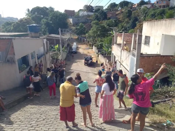 Imagem ilustrativa da imagem Criança pula muro de casa para pedir ajuda após a mãe ser morta em Viana