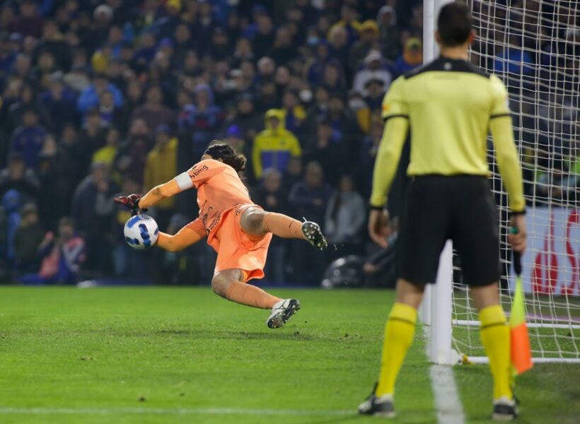 Cássio salva nos pênaltis, e Corinthians passa pelo Boca na Libertadores 