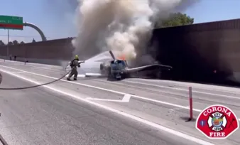 Imagem ilustrativa da imagem Avião bate em caminhão é pega fogo após pouso forçado em rodovia