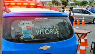 Imagem ilustrativa da imagem Motorista bate em viatura e quase atropela guardas municipais em Vitória