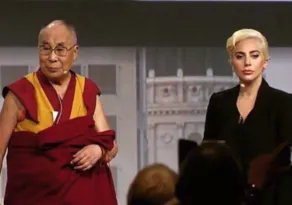Imagem ilustrativa da imagem Vídeo de Dalai Lama tocando Lady Gaga causa polêmica nas redes sociais