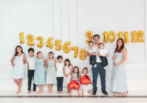 Imagem ilustrativa da imagem Pais brasileiros que viralizaram por ter dez filhos anunciam gravidez de gêmeos