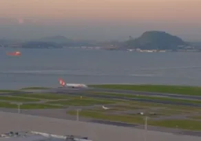Imagem ilustrativa da imagem VÍDEOS | Turbina de avião pega fogo na decolagem em aeroporto no RJ