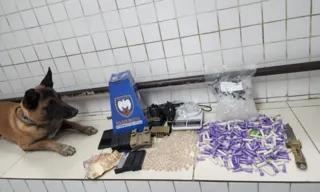 Imagem ilustrativa da imagem PM faz apreensão de drogas, munições e dinheiro na Serra