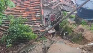 Imagem ilustrativa da imagem Barreira cai em cima de casa no Alto da Bela Vista, em Coqueiral