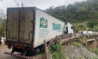 Imagem ilustrativa da imagem Carreta sai da pista e interdita ponte na Região Serrana