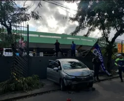 Imagem ilustrativa da imagem Carro cai de estacionamento sobre calçada de supermercado no Recife