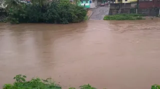 Imagem ilustrativa da imagem Chuvas trazem risco de inundações em Pernambuco