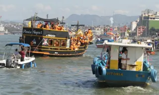 Imagem ilustrativa da imagem Fé e protesto na procissão no mar na Festa de São Pedro