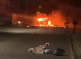 Imagem ilustrativa da imagem Fogo em ônibus e via interditada por conta de protesto em Olinda