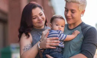 Imagem ilustrativa da imagem Itália retira nomes de mães LGBT+ de certidões de nascimento de crianças