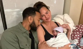 Imagem ilustrativa da imagem Nasce o quarto filho de John Legend, por meio de barriga de aluguel