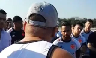 Imagem ilustrativa da imagem Organizada vai a CT do Vasco e faz cobranças a elenco, Barbieri e diretoria