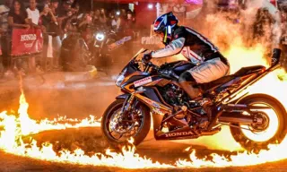Imagem ilustrativa da imagem Show de adrenalina e manobras em apresentação de motos no ES