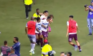 Imagem ilustrativa da imagem Torcedor do Inter que invadiu campo com filha no colo é suspenso por 10 jogos