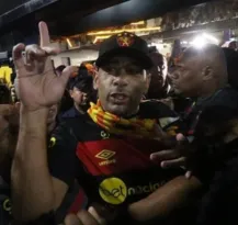 Imagem ilustrativa da imagem Torcida do Sport “invade” o Aeroporto dos Guararapes para receber Diego Souza