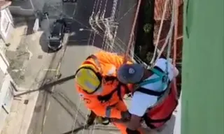 Imagem ilustrativa da imagem VÍDEO: Equipamento falha e pintor fica pendurado no 10º andar de prédio
