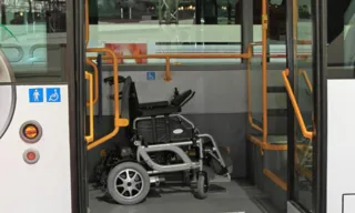 Imagem ilustrativa da imagem Idosa cadeirante morre ao cair de ônibus em movimento no Rio