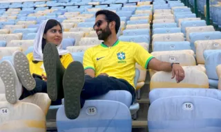 Imagem ilustrativa da imagem Com camisa da seleção brasileira, Malala visita o Maracanã com o marido