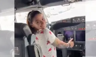 Imagem ilustrativa da imagem VÍDEO | MC Pipokinha desobedece pedido de piloto e tira calça em cabine de avião