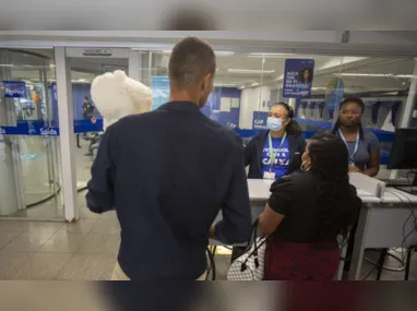 Fila para entrada em agência da Caixa, em Brasília.