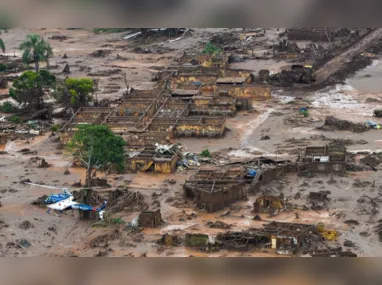 Lama de rejeitos da mineradora invadiu cidade de Mariana e chegou ao Espírito Santo