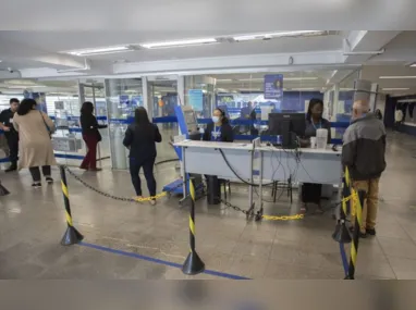 Fila para entrada em agência da Caixa, em Brasília.