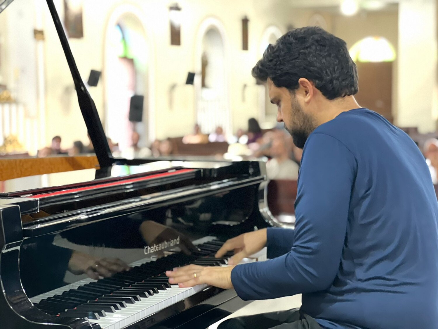 Pianistas de 11 e 15 anos tocam no projeto Quartas Clássicas, no