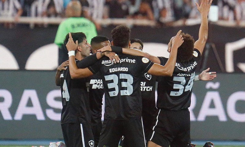 Botafogo faz dois em três minutos, empata com Santos e abre 11 pontos na  ponta do Brasileirão