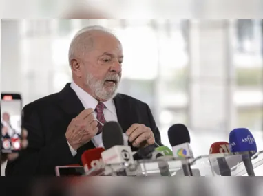 Imagem ilustrativa da imagem Lula tem alta antecipada e deixa hospital em Brasília