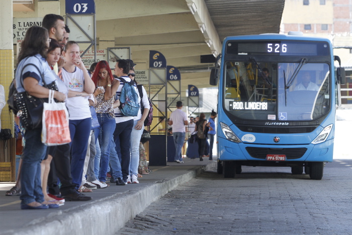 O reforço sempre acontece durante o período de férias escolares, quando a demanda diminui entre as linhas que atendem escolas, o que possibilita o remanejamento desses veículos para atender às linhas de praia. Foto: Kadidja Fernandes.