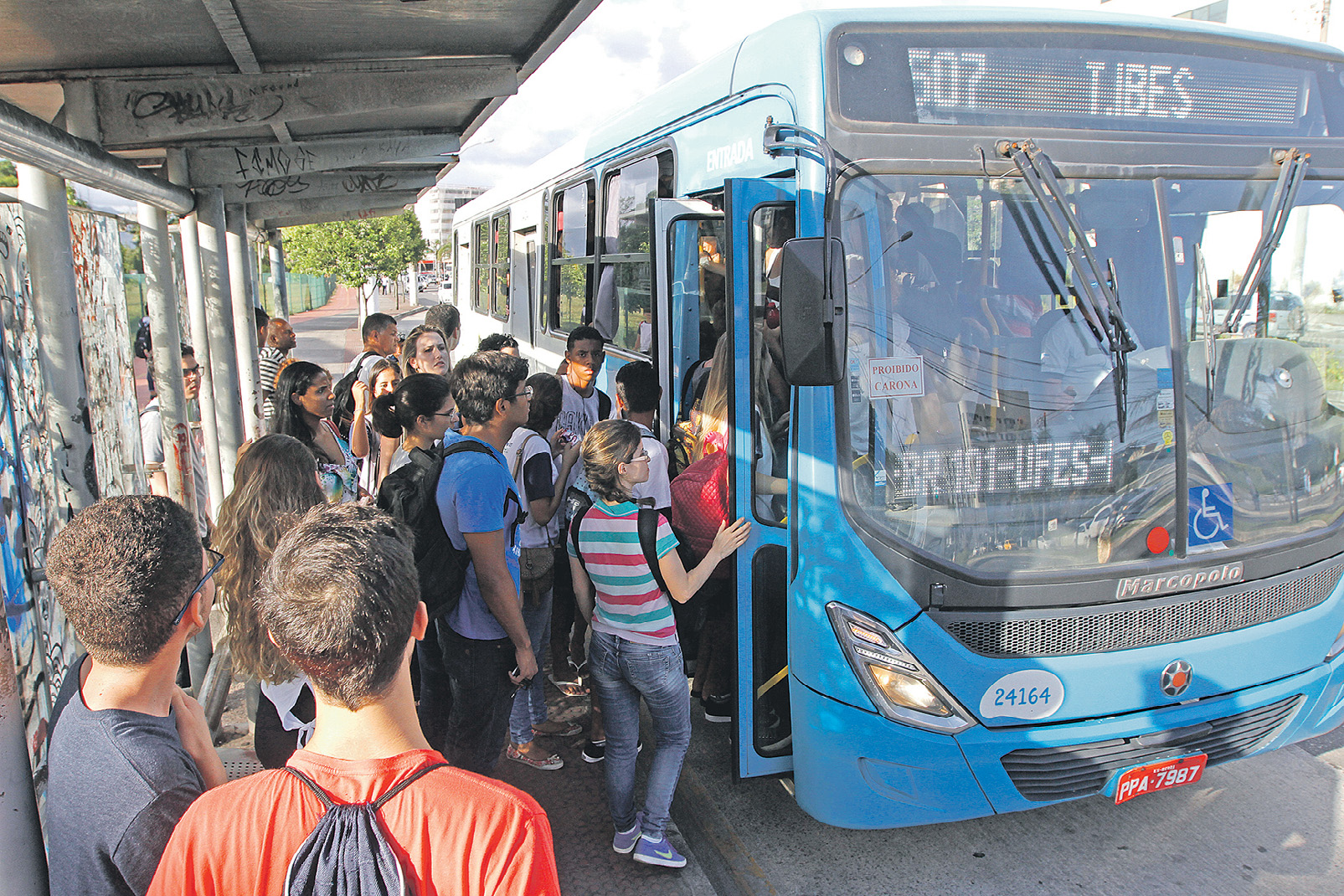 Passageiros deixam ponto lotado e embarcam em ônibus em mais um dia de sufoco com longas filas e muita espera. Foto: Dayana Souza