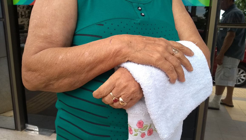 Aposentada de 72 anos, vítima de criminosos em Cariacica, saiu do hospital após receber cuidados médicos. Foto: Kadidja Fernandes/AT