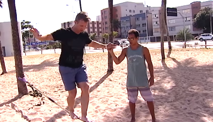 O repórter Jean Walcher encarou o desafio de experimentar a slackline. Foto: Reprodução