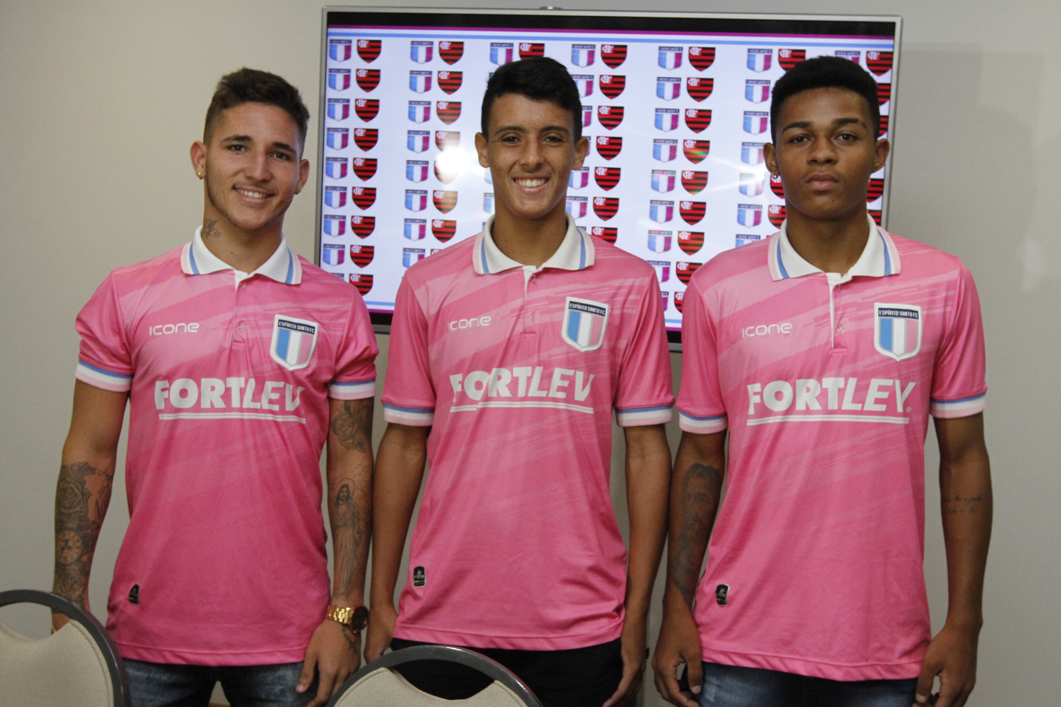 Marcinho, Christopher e Matheus do Rosário vão treinar no Flamengo. Foto: Leone Iglesias/AT