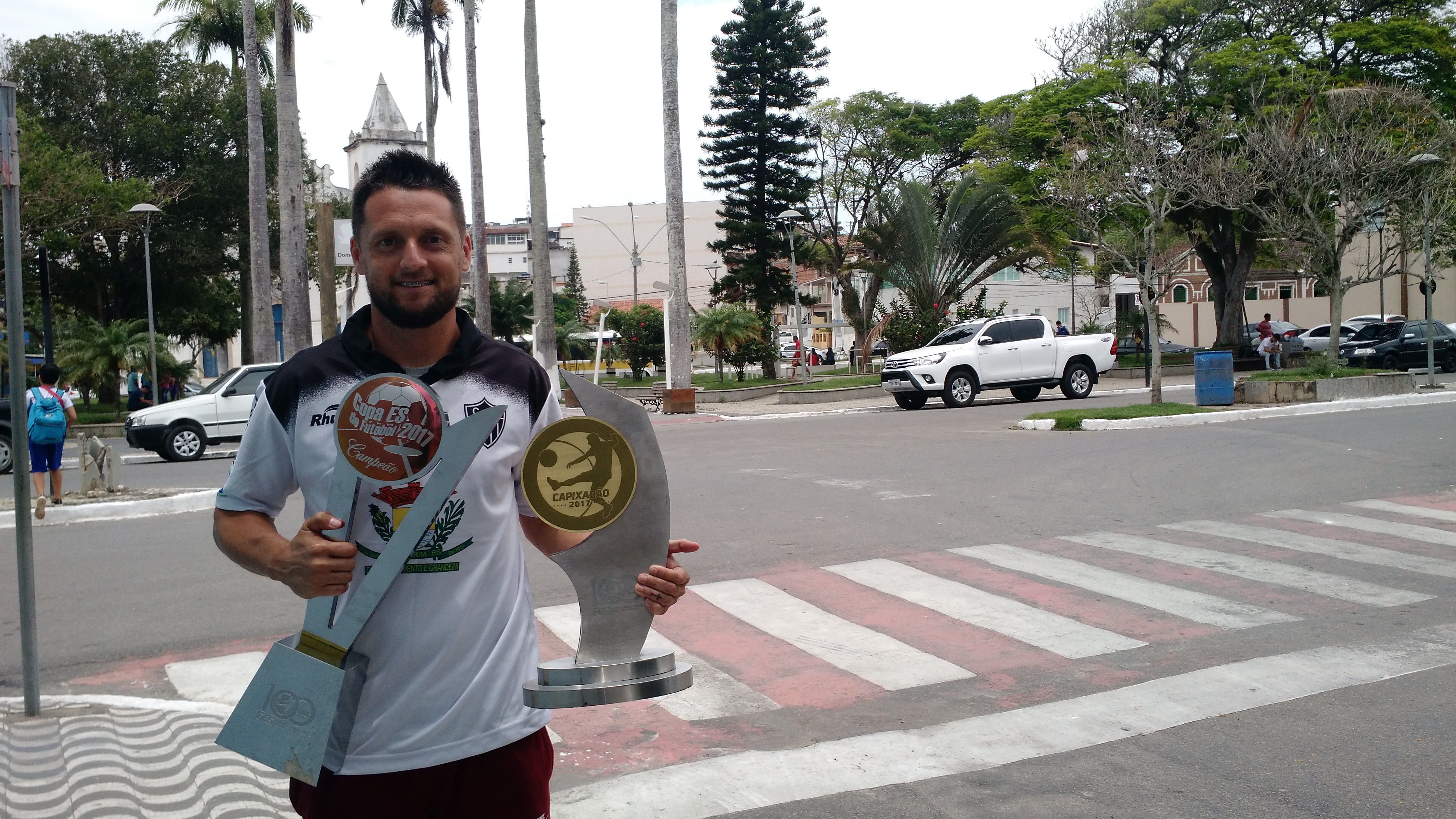 Gaúcho exibe as taças conquistadas pelo Atlético/ES em 2017. Foto: Acácio Rodrigues