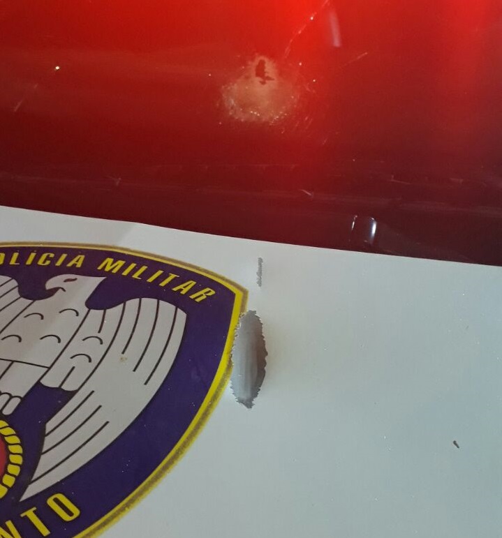 A bala bateu na viatura antes de atingir o policial. Foto compartilhada via WhatsApp