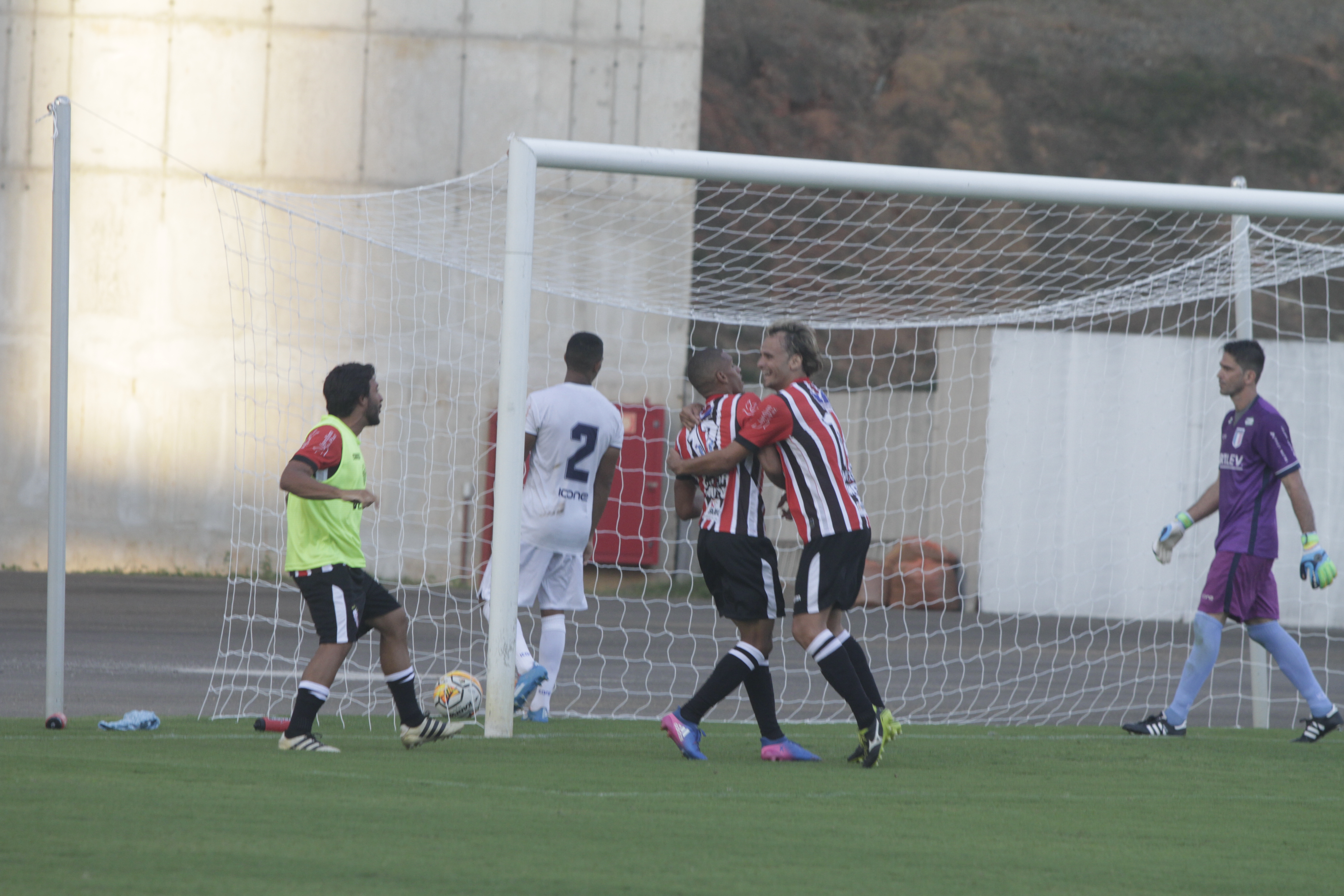 Diego Falcão comemora o gol, abraçado por Pepeta. Foto: Rodrigo Gavini/AT