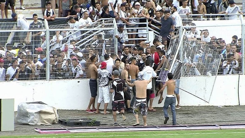Torcedores invadiram o campo na partida contra o Vitória. Foto: Instagram / Ponte Preta