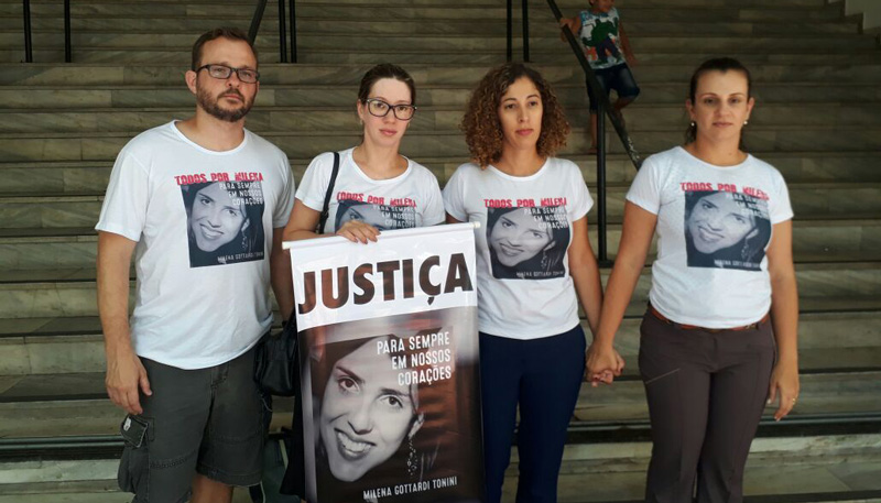 Parentes e amigos voltaram a fazer um protesto em frente ao Fórum de Vitória. Foto: Thaís Cardoso