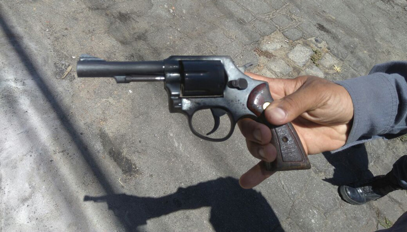 Arma com duas munições foi apreendida com assaltante. Foto: Divulgação