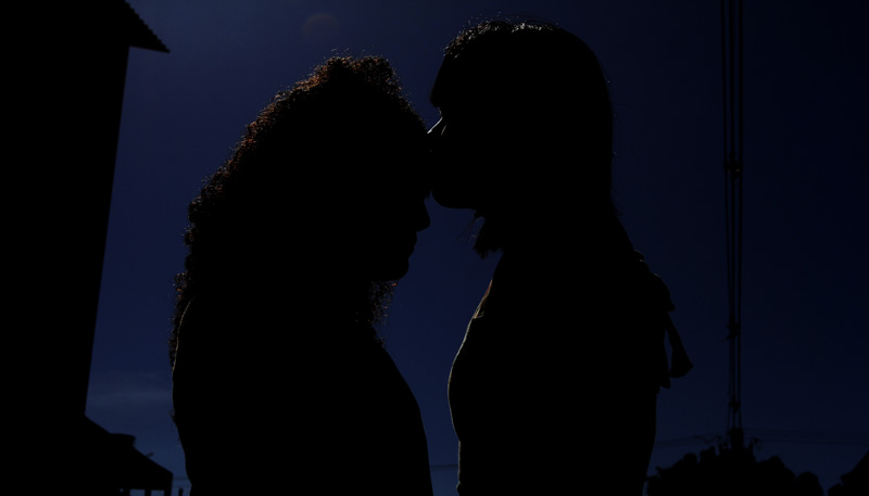 Mãe com a filha que, hoje com 18 anos, sofreu abuso sexual quando tinha 8. Ela acusou o tio de ser o autor do crime. Foto: Dayana Souza/AT
