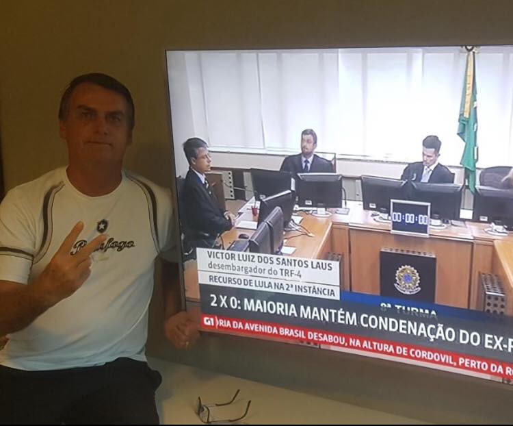 "Tiro de .50 na corrupção", escreveu Bolsonaro numa rede social. Foto: Reprodução/Facebook