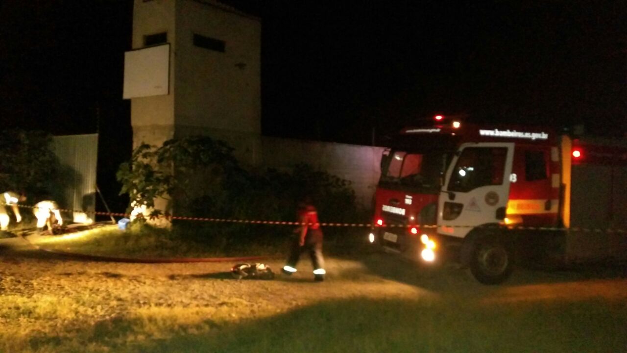 Para apartar as chamas, o Corpo de Bombeiros utilizou cerca de 20 mil litros de água. Foto: Leone Oliveira.