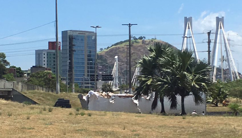 Caminhão com o baú destruído. Foto: WhatsApp
